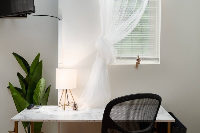 Building Photo - 2724 W Division St