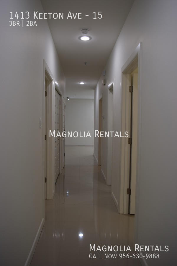 Building Photo - Las Jollas Condominiums II