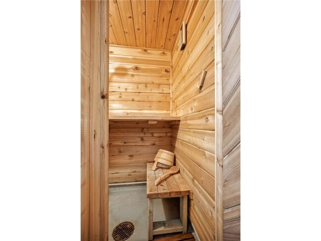 Building Photo - 241 Russell Ave S