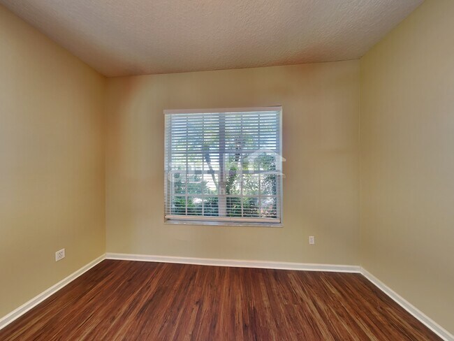 Building Photo - 13712 Lakes Way