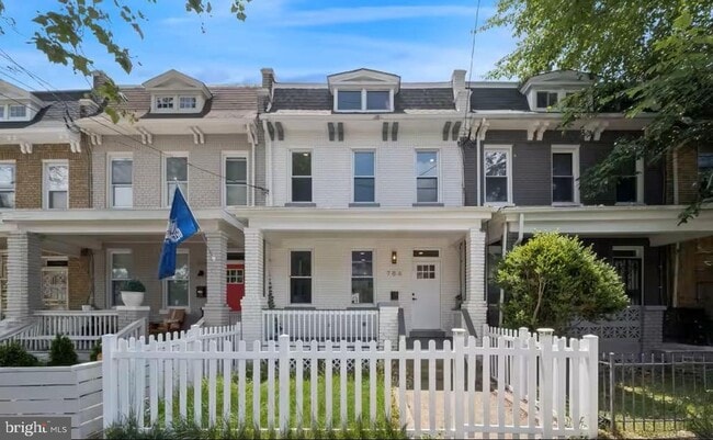 Building Photo - 706 Longfellow St NW