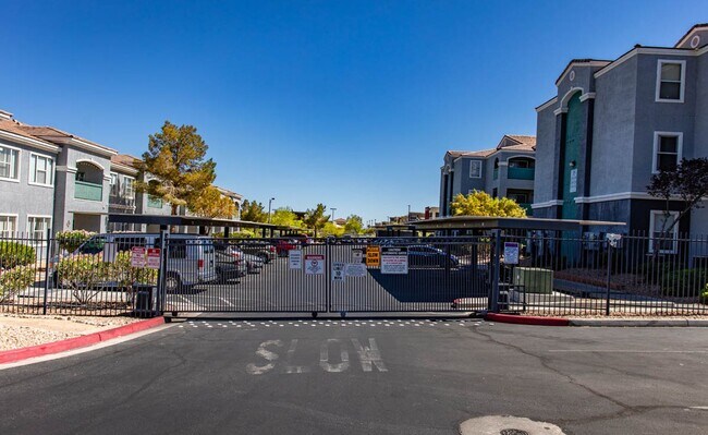 Building Photo - 3 Bedroom Northwest Condo-Gate Community