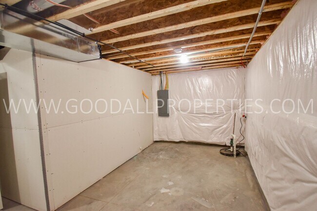 Building Photo - 4 Bed 2.5 bath Ranch with Finished Basement!