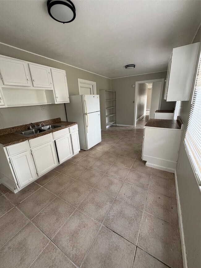 Building Photo - 905 St Lawrence River Rd