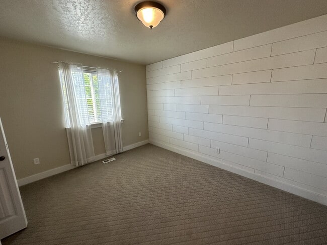 Building Photo - "Charming 4-Bed Home with Granite Accents & Hardwood Elegance in Meridian!"
