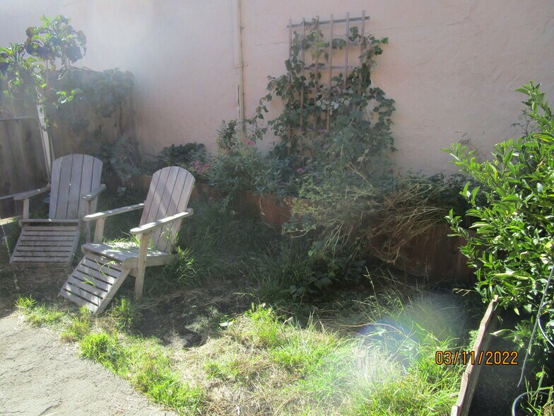yard - 1927 Barrett Ave