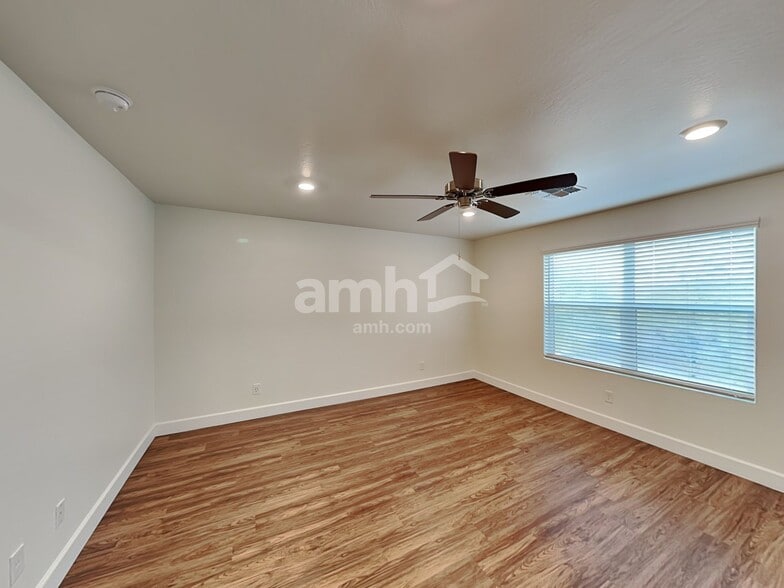 Building Photo - 638 W Hackamore Ave