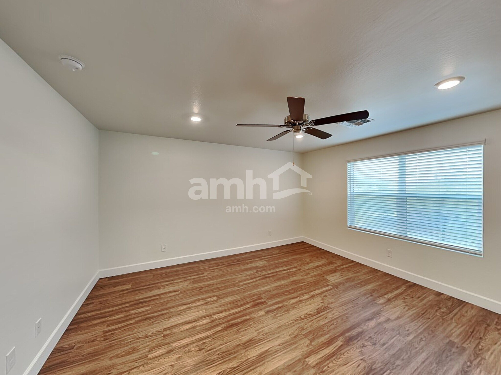 Building Photo - 638 W Hackamore Ave