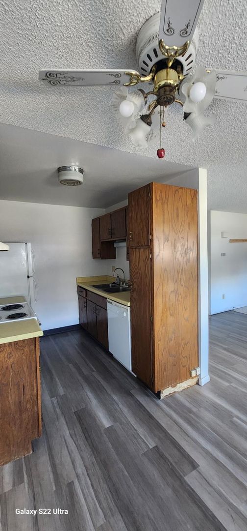 Building Photo - Garden level 2 bed, 1 bath apartment in Ch...