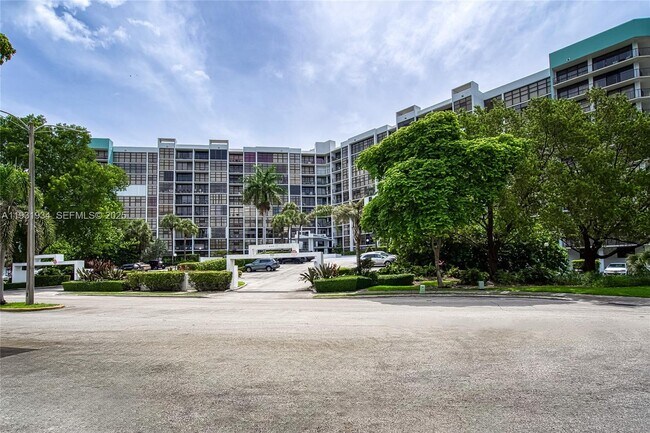 Building Photo - 400 Leslie Dr