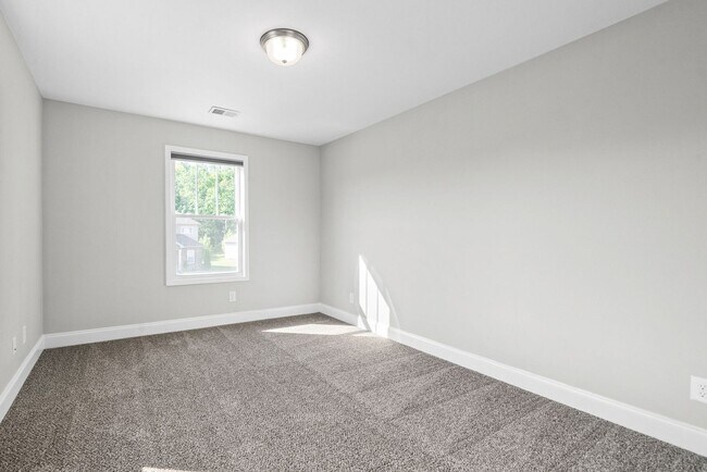 Building Photo - Pet Friendly Four Bedroom!