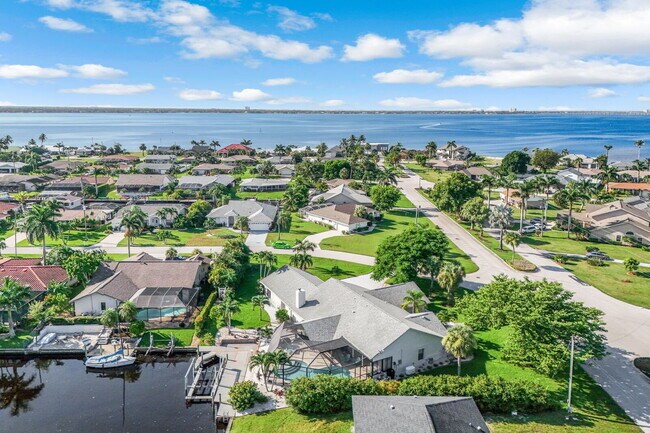 Building Photo - Furnished 4BR Waterfront Pool Home in Cape...