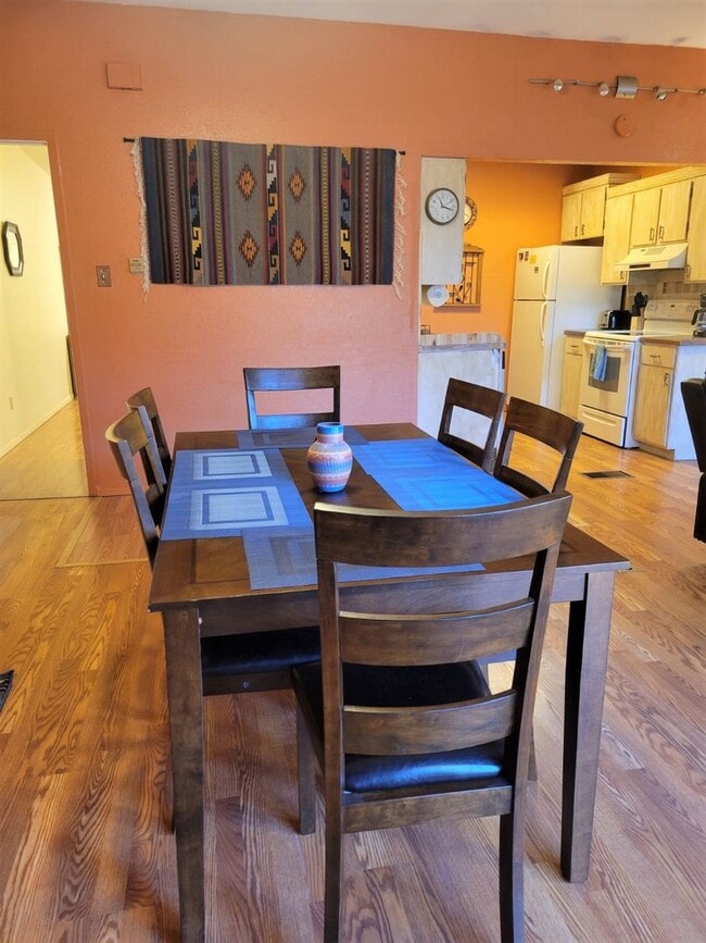 Building Photo - Fully Furnished Condo in Alto