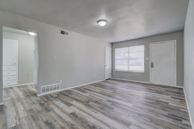 Building Photo - Beautifully Remodeled 3 or 4 bedroom with ...