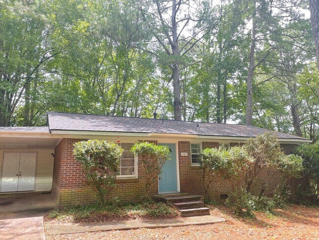 Building Photo - Knottingham Home Available