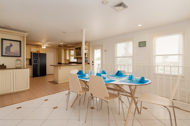 Building Photo - 2662 Riverview Dr