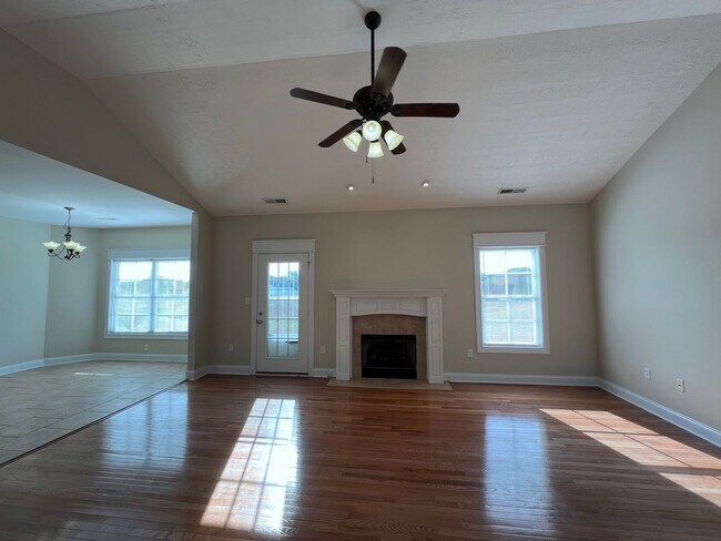 Building Photo - 4 Bdrm, 2 Bath, 2 Car Garage