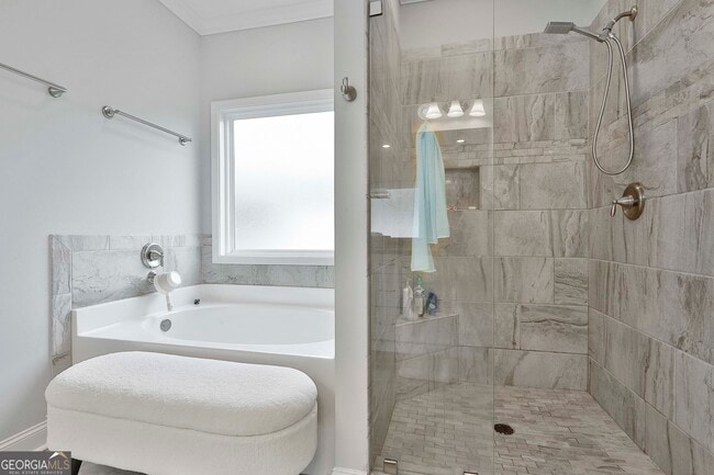 Building Photo - 405 Lakeview Way