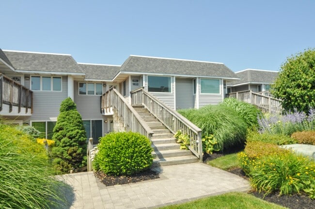 Primary Photo - 806 Bluffs Dr N