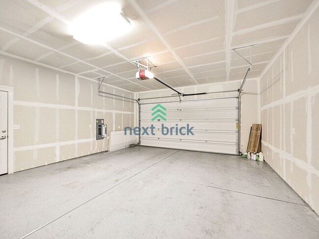 Building Photo - 4 BED AND 2.5 BATH SINGLE FAMILY HOUSE FOR...