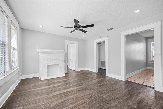Building Photo - 3107 S Esperanza Ave