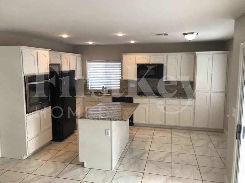 Building Photo - 8041 Hilliard Ave