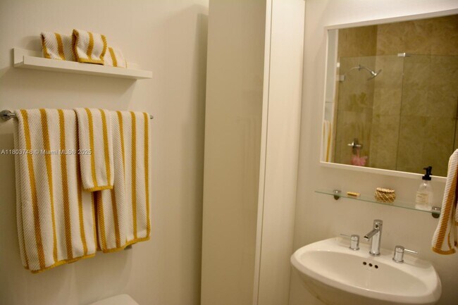 Building Photo - 848 Brickell Key Dr
