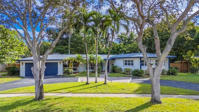 Building Photo - 812 Holly Ln