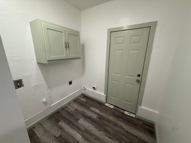 Building Photo - $200 off your move in by 10/1!  Completely...