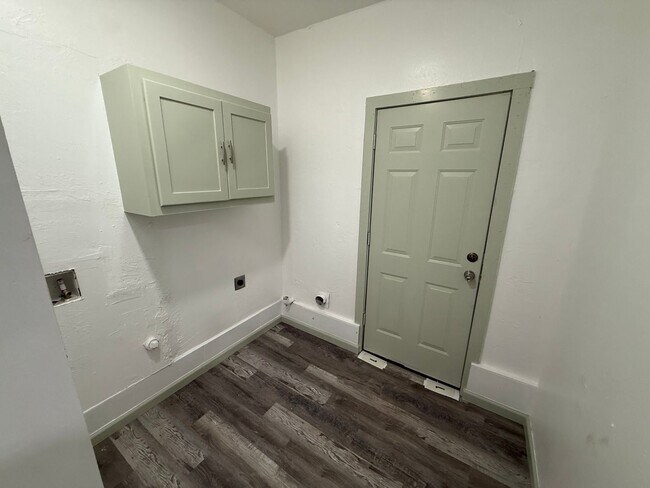Building Photo - Completely remodeled 3 bed 1 & 1/2 bath ho...