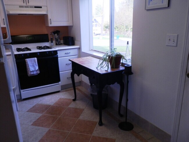 Building Photo - 208 27th Ave E