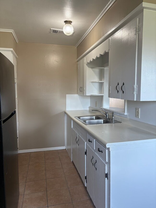 Building Photo - Awesome home with lots of space and storage!