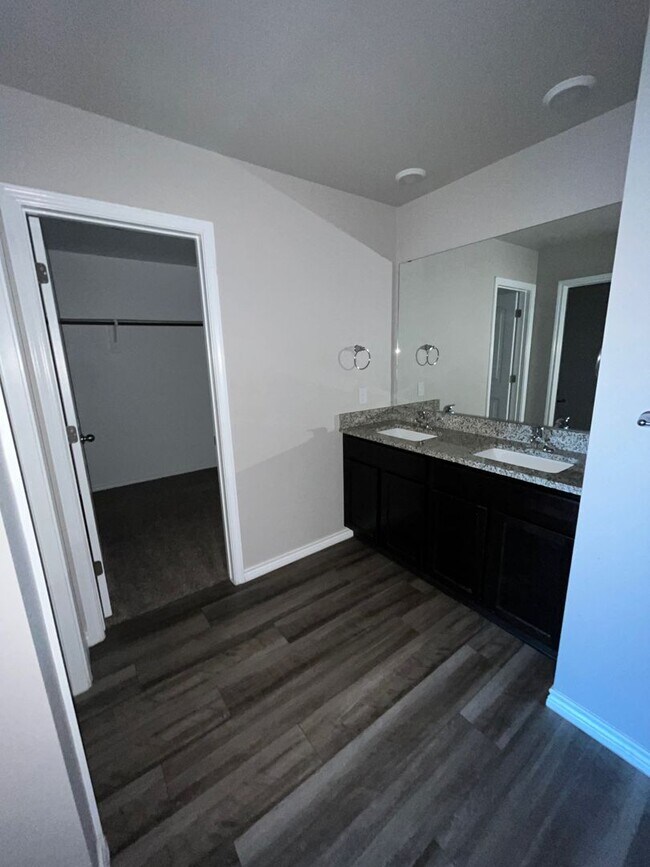 Building Photo - Half off deposit for OCTOBER