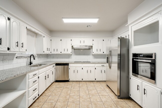 Building Photo - 324 NE 60th St
