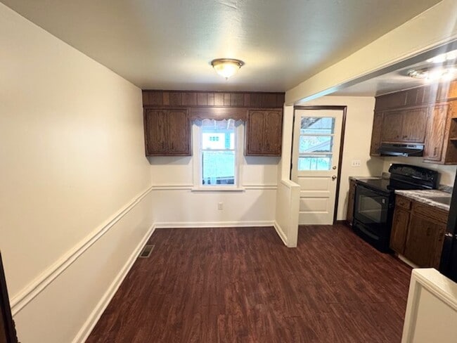 Building Photo - 2 Bedroom Townhome with Detached Garage