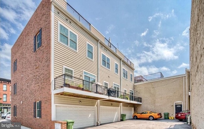 Building Photo - 1502 S Charles St