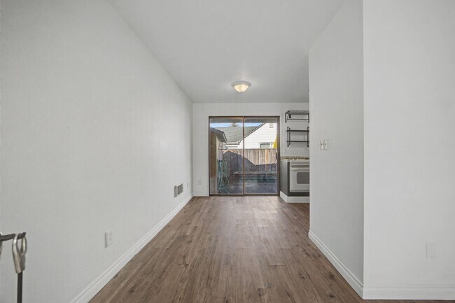 Building Photo - BRUSS01