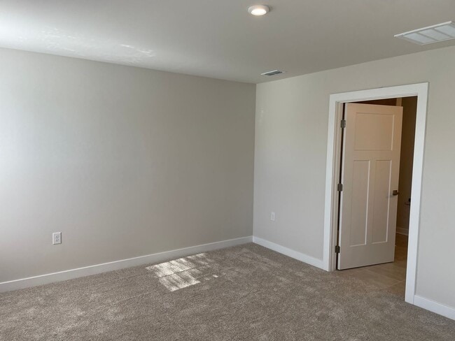 Building Photo - 3 Bedroom 2 Bath Home in Middle Creek Vill...