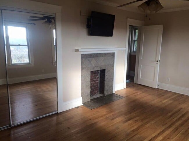 Building Photo - Charming Two Bedroom Home Overlookong Char...