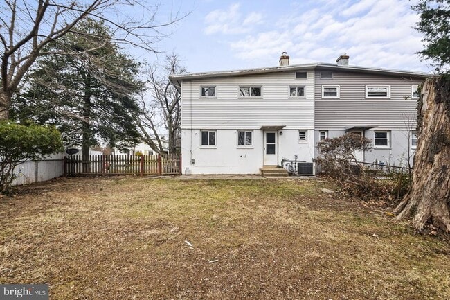 Building Photo - 10725 Maple St