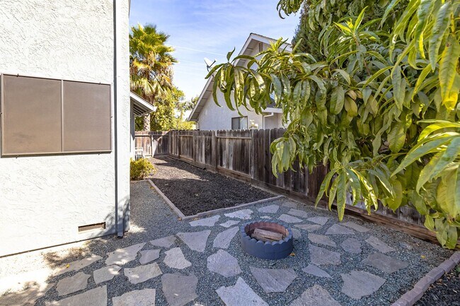 Building Photo - Two story home located near major shopping and restaurants!