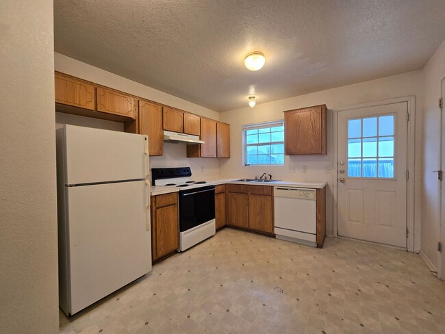 Building Photo - RENT SPECIAL - AVAILABLE NOW!