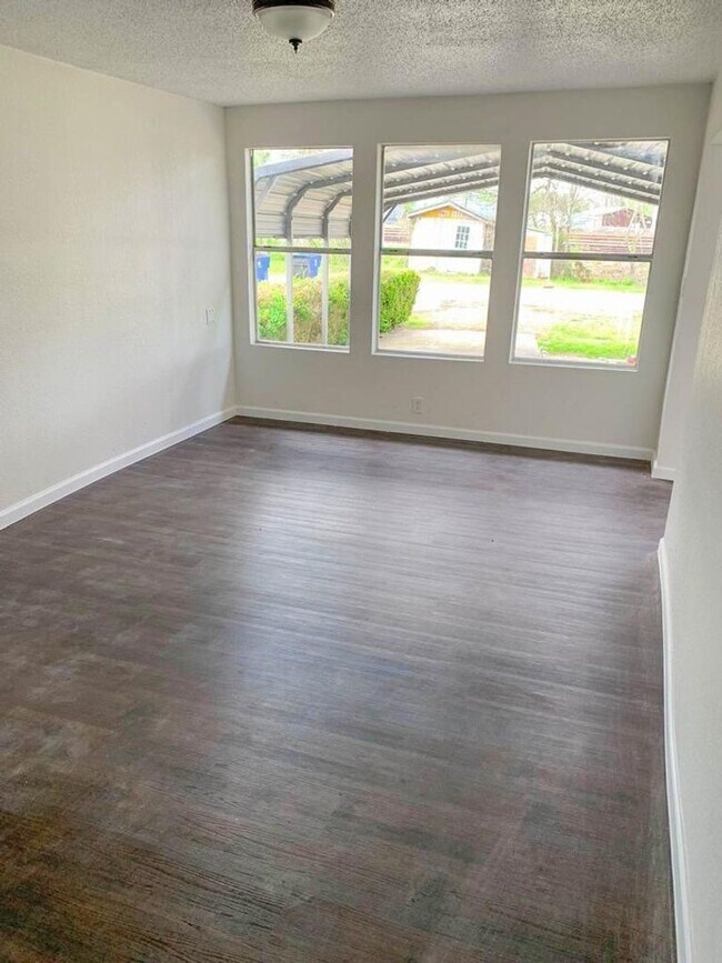 Building Photo - 303 Harlem St