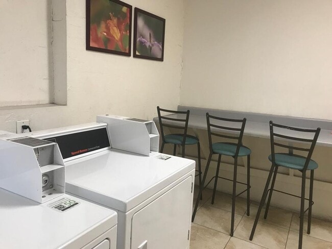 Building Photo - Renovated Art Deco Beauty!