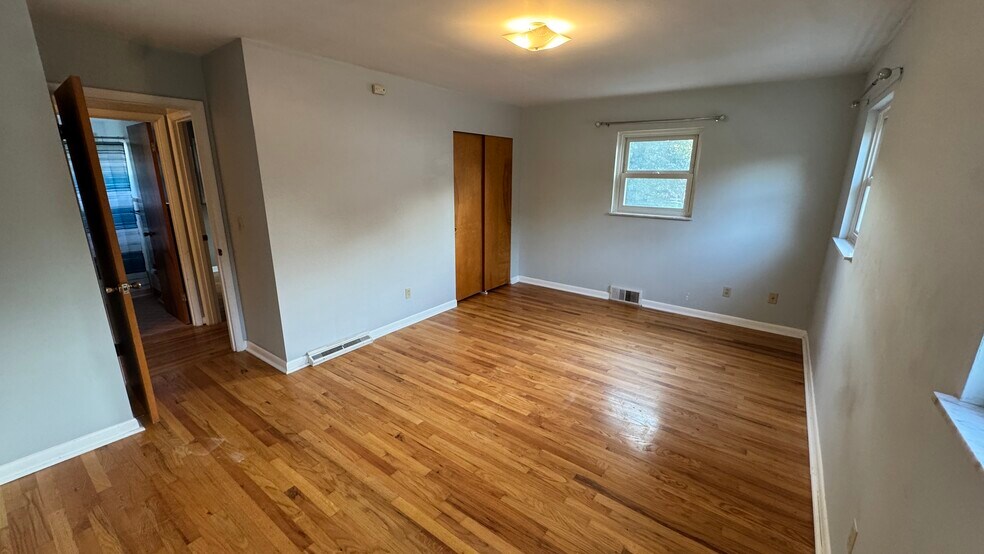 Building Photo - 1886 Kingsway Ct