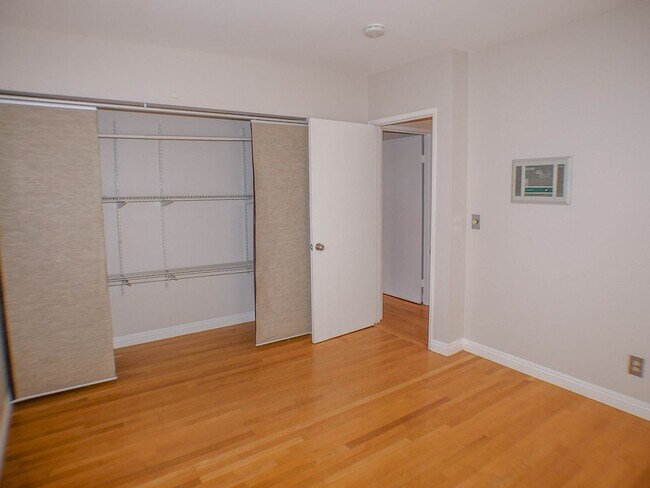 Building Photo - Charming 2 bed/2 bath second level condo with washer/dryer & assigned parking