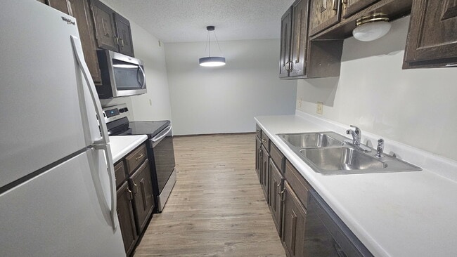 Building Photo - Well maintained 2-Bed 2-bath Oasis with Pool Access in Prime Bloomington Location 7-17
