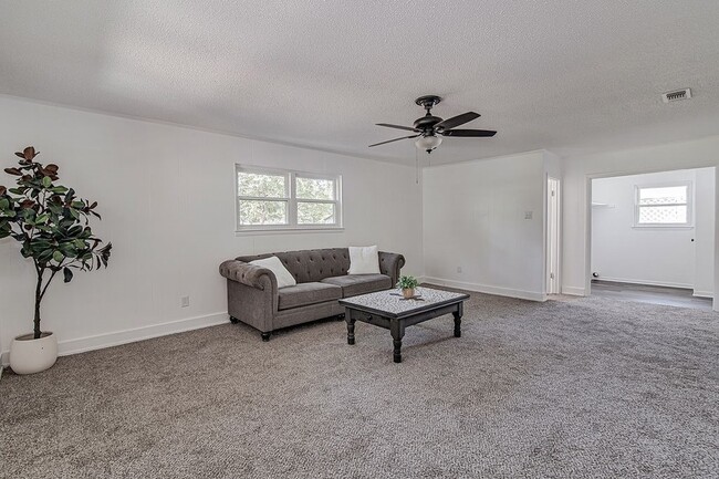 Building Photo - 541 NW Lorna St