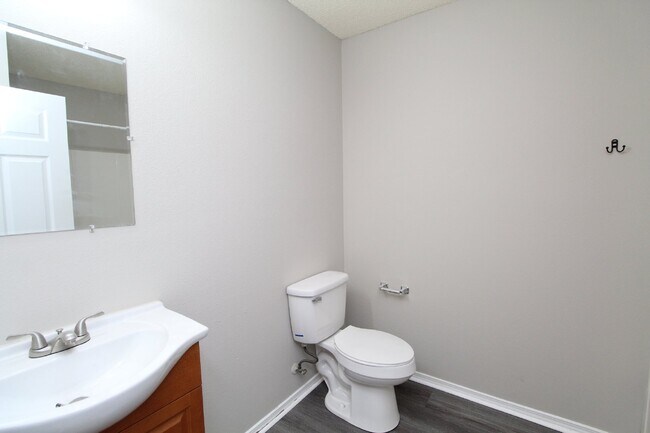 Building Photo - 3BR Gulf Breeze Home Zoned for Gulf Breeze High School with Open Living Area, Fenced Backyard & C...