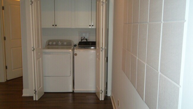 Building Photo - 850 N State St